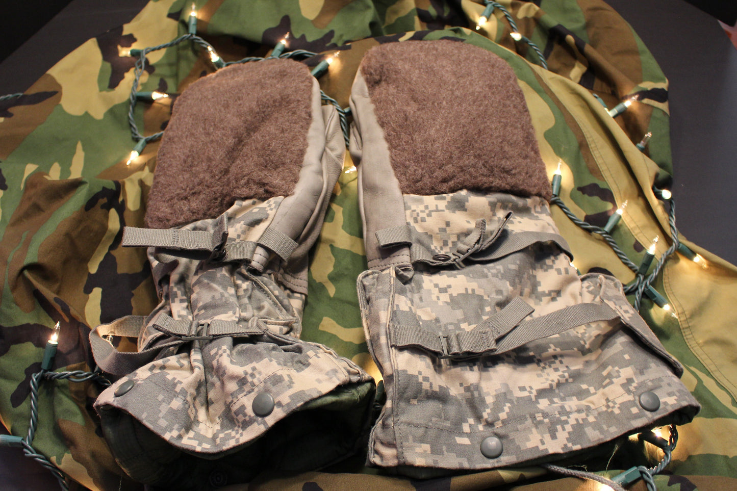 Mitten Set, Extreme Cold Weather- US Army ACU Digital Camo Grade A. Size Small