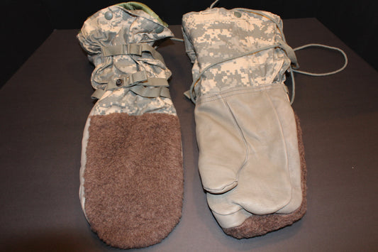 Mitten Set, Extreme Cold Weather- US Army ACU Digital Camo Grade A. Size Small
